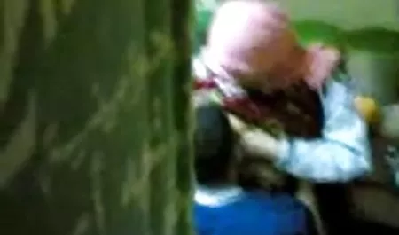 Cewek seksi rambut coklat istri menggunakan bokep stw hot mainan her pussy ketat