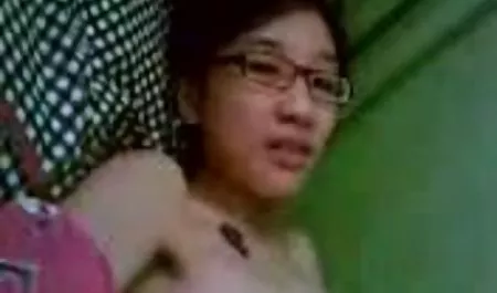 Remaja model adriana Maya tersumbat tante vs boy dan membanting oleh agen casting