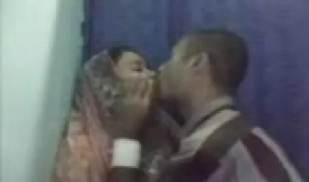 Mrs Lee desahan tante di entot