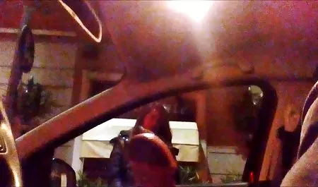 Gadis muda menyemprotkan dua kali di Mercedes pada webcam video payudara tante